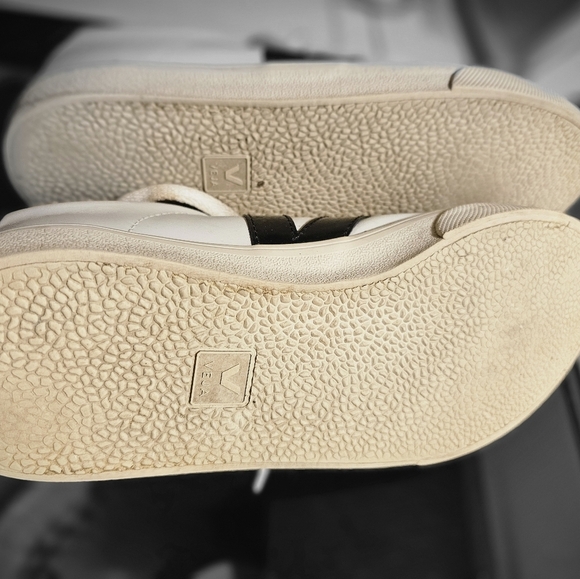 Veja Campo Logo Leather Sneakers in 40 EU - Picture 6 of 6